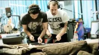 Coldplay - Chris & Guy playing the Xylophone (apple's Ping video)