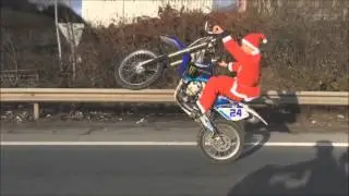 L'Acrobate - Le Père Noël fait du cross / Noël 2014