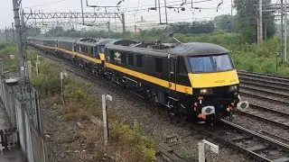 90029 + 90026 With 2 Newly Repainted Grand Central Mk4 Sets And DVTs (82227 + 82200) With A 3 Tone