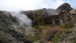 Vapeur sortant des fumeroles sur La Soufri&egrave;re