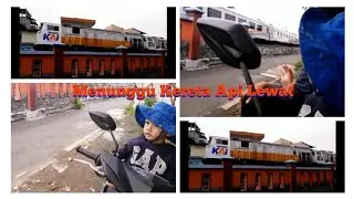 Menunggu KERETA API Lewat