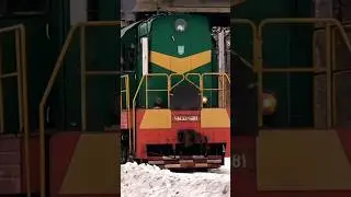 ЧМЕ3-1681 з вантажними вагонами