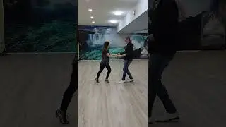 #salsa - Lady's Turn with Man's face loop #salsadancing #salsadancers #salsadanceclass #salsadance