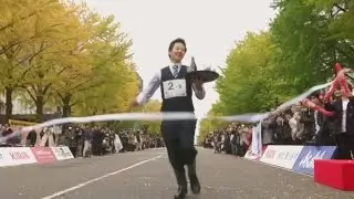 Balancing bottles and glasses, waiters race in Japan