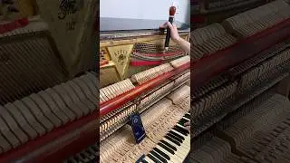Зачем в пианино банки с водой?