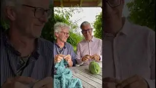 Learn how to knit in 60 seconds: the Norwegian knit stitch. #arnecarlos #knitting #arneandcarlos