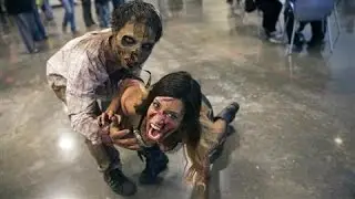 Walking Dead Fans Flock to Walker Stalker Con