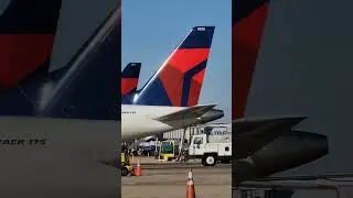 Why DCA Has the Most Skilled Airline Pilots | KDCA River Visual Landings #shorts #HardestLandings