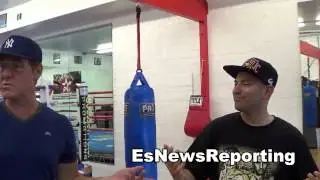 trainer joe goossen shows seckbach how to throw the hook EsNews Boxing
