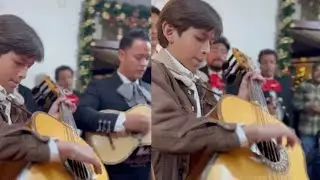 Mira la Impresionante manera de tocar el guitarron de este jovencito 😮
