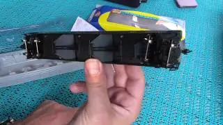 H0 Review Athearn RTR Trinity 5161 covered hopper KCS-Lines