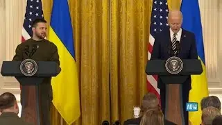 Biden a Zelensky: «Trecento giorni di attacco brutale, la luce prevarrà sull’oscurità»