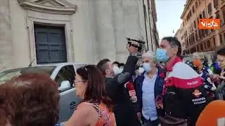 Addio a Stefano D'Orazio, i fan cantano le canzoni dei Pooh fuori dalla Chiesa