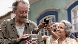 عن قصه حقيقيه... صياد بيقابل بطريق تايه عن أهله فبيقرر يربيه وبتجمعهم علاقة صداقة قوية بتستمر سنين