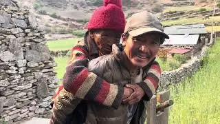 Son is carrying his 82 year blind mother for five hours from the mountains for cataract surgery
