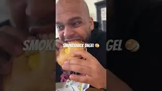 В Crack&rsquo;d есть такой бейгл SMOKESHACK с жареным яйцом, копченой грудинкой, чеддером, луком и соус...