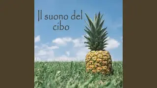 Persona che stappa una bottiglia, si versa da bere, beve e posa il bicchiere