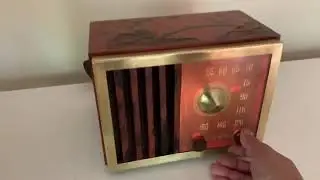 Oriental Theme Painted Mandarin Red Bakelite 1947 RCA Victor Model 75X15 Vacuum Tube AM Radio