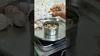 Quick peel garlic 🧄#shorts #youtubeshorts #shortsfeed #garlic #tricks #kitchentips
