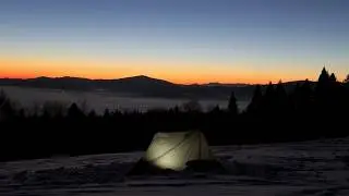 Zimowy biwak na szczycie góry z widokiem na Tatry