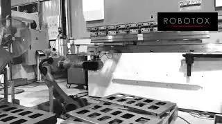 Робот Robotox обслуживает гибочный пресс