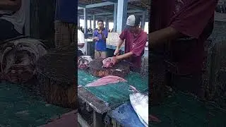The process of cutting tuna fin is very large, which was shown by Bro Ady