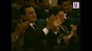 الفنانة وردة تصافح الرئيس حسنى مبارك و قرينته خلال مشاركتها بالغناء فى أحتفالات مصر