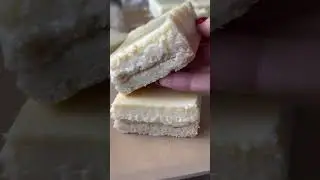 Простые чизкейк-батончики, которые можно приготовить заранее, идеально подойдут для праздничных в...