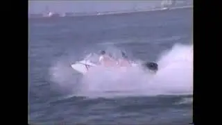 モーターボート エキサイター 旋回中　Motorboat Excitor is turning.