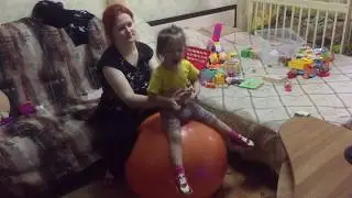Активная зарядка на фитболе. Видео для детей