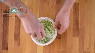 Aspermühle Chia-Zwiebelbrotsticks mit Avocado-Gerstengrasdip