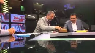 Pastelazo a Gerardo Velazquez de Leon en el aniversario 8 de TVC Deportes