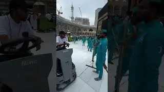 Cleaning staff working jn makka sharif mataf