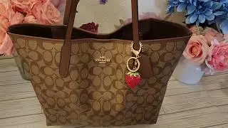 Whats in my bag |Coach  City tote | Brown khaki | Strawberry  accessories 🍓  Edition
