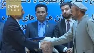 Afghanistan government signs peace deal with militant group