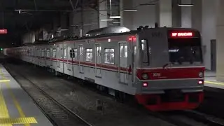 56-летний Tokyo Metro 6000 series отправляется со станции BNI City, город Джакарта, Индонезия