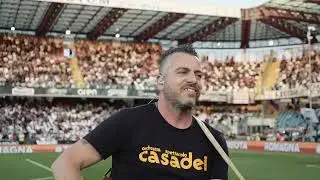 Il #Cesena calcio. Mirko #Casadei canta #Romagna mia  in mezzo allo stadio #Manuzzi La #Fiorita