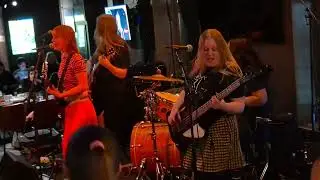 Sähköbikini - Sähköbikini. 10.01.26, Henry's music bar, Hki