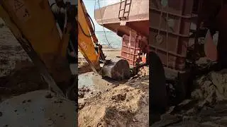 Excavator digging sand around the hull#shorts #excavator #working #satisfying