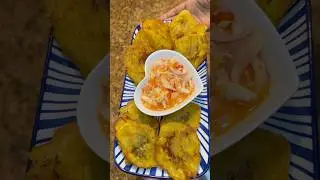 Жареные плантаны + гаитянский пиклиз = элитное сочетание🔥 Это гаитянская классика? Каждый раз 10/...