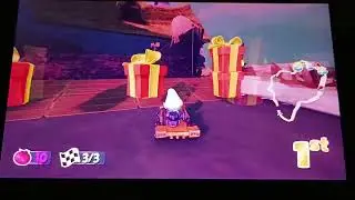 Darius plays as clockwork Smurf, the clockwork Robot Smurf, in Smurfs kart.