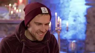 TV Sportmoderator Gari wird von Denno Probst auf Schachboxen Showkampf vorbereitet