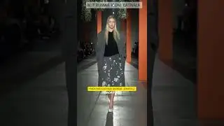 #gigihadid#kendalljenner#supermodel #catwalktour#fashion#versace# MetaGala#runway #style#fashionweek