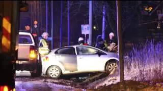 Personbil voltade in i lyktstolpe