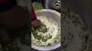 Machine making of moong daal pakode 😋 #indianfood #pakoda #chai #yummy #streetfood #rain #rainfood