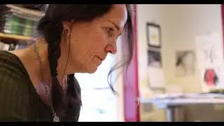 Magdalena Brunzell – konstnären bland kor och papegojor.
