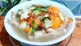 Рецепт супа из куриных лапок с прозрачным бульоном, свежим и ароматным.