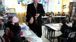 طلبة مدرسة شيوخ العروب الأساسية المختلطة يرحبون بمدير تربية شمال الخليل