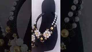 Chinelo bordado com p&eacute;rolas