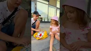 Не хочет делиться конфетами #мем #конфеты #киндер #сюрприз #прикол